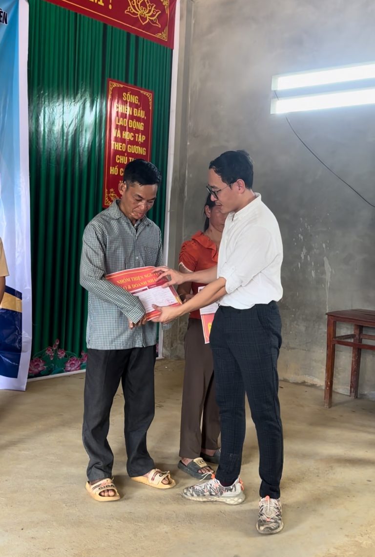 Trao sổ tiết kiệm – Quỹ xây nhà tái thiết sau bão số 4 (2)
