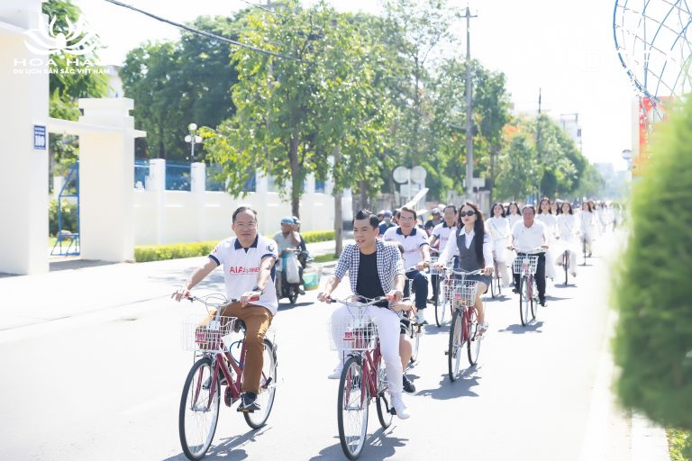 Trao tặng xe đạp và quà cho trẻ em nghèo (5)