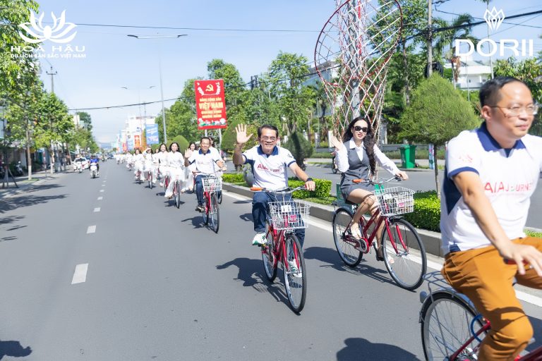 Trao tặng xe đạp và quà cho trẻ em nghèo (6)