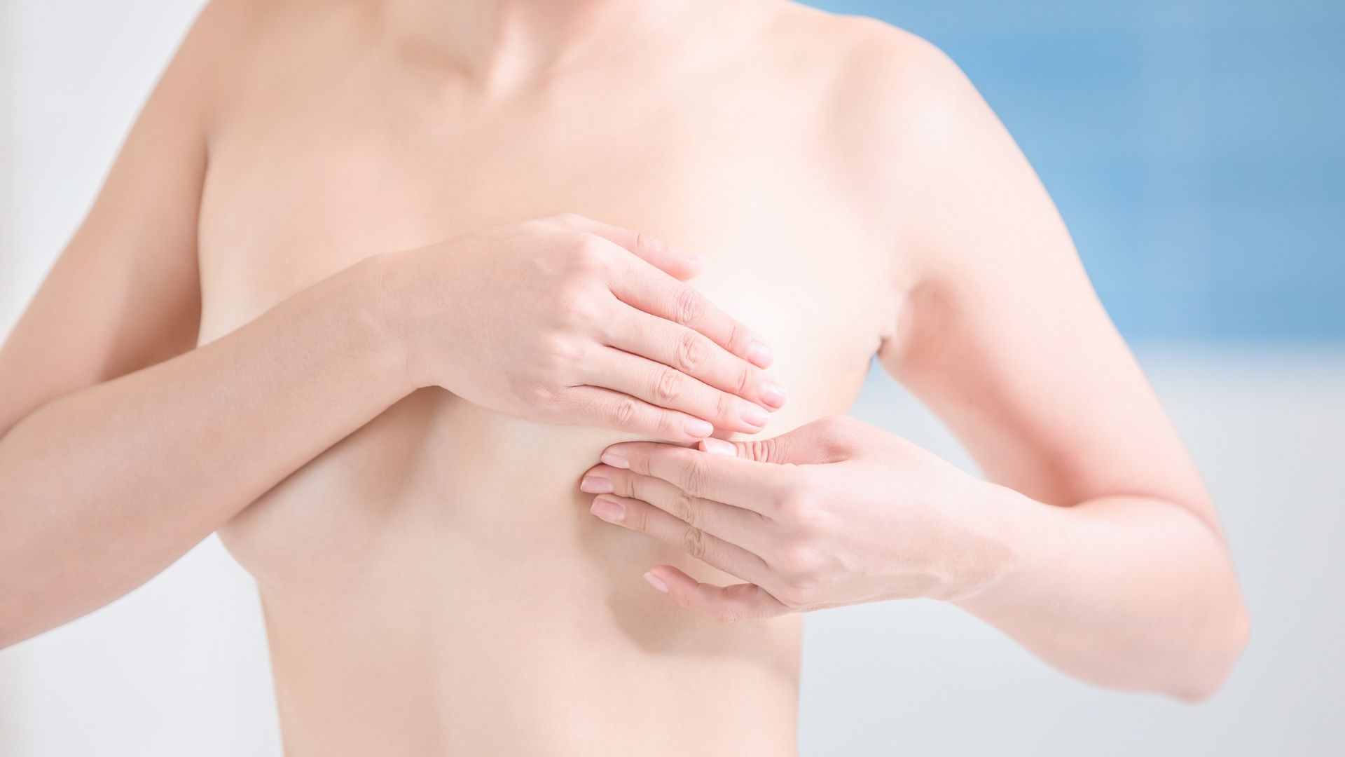 Bao xơ sau nâng ngực là gì và cơ chế hình thành quanh túi ngực diễn ra như thế nào