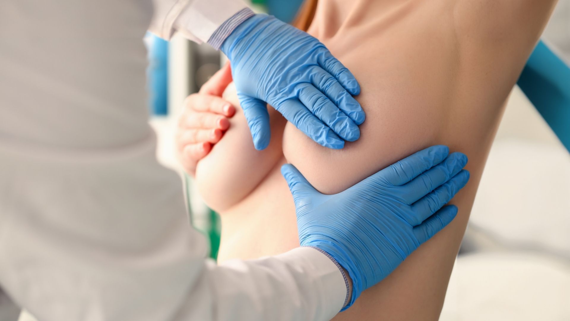 Nâng ngực có đau không và mức độ đau thực tế theo từng giai đoạn là gì